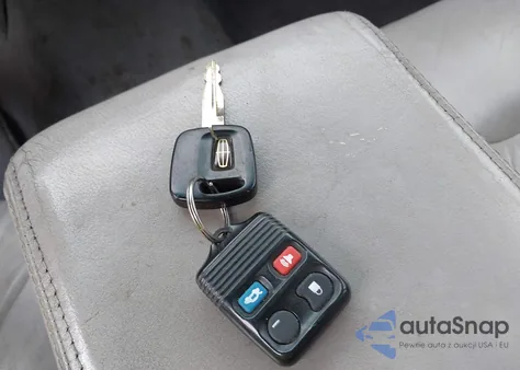 1999 Lincoln Town Car Signature z USA, uszkodzony, nr VIN 1LNFM82W2XY600959